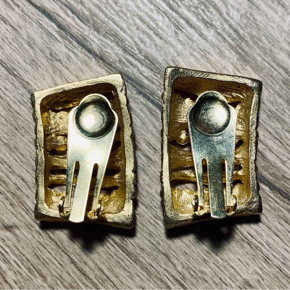 Vintage Gold Tone Stripes & Balls Clip On Earrings Unique Costume Jewelry - Picture 3 of 5